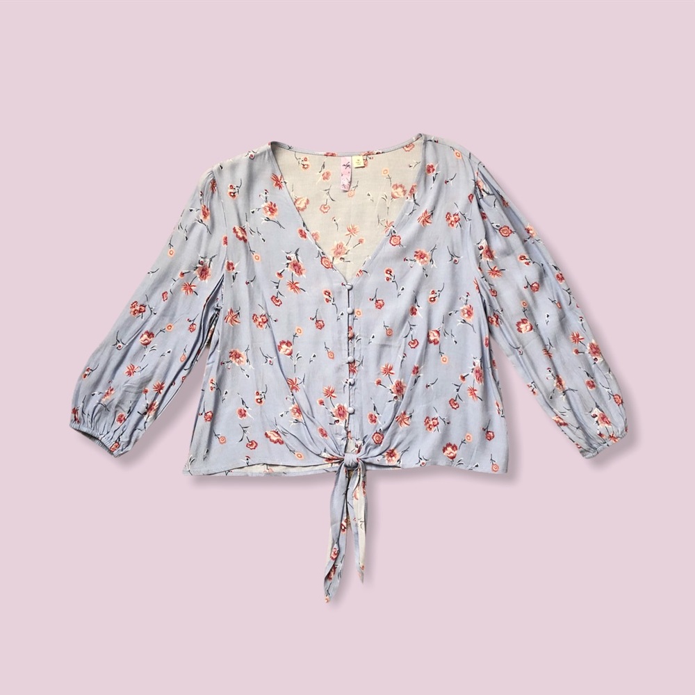 Long sleeve floral blouse, tied at bottom!
